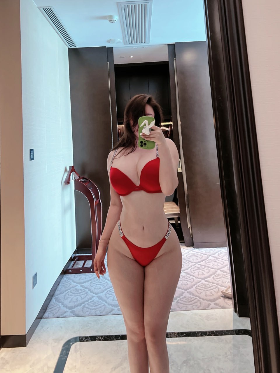 MIYA – 红色风景 [48P] – 秀人网免费无水印在线套图写真-密资库